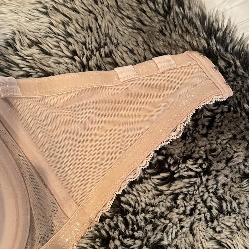 On Gossamer nude strapless bra with lace detail. - Picture 5 of 9